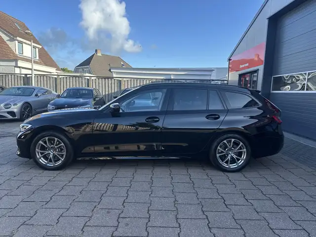 BMW 3 Series view 4