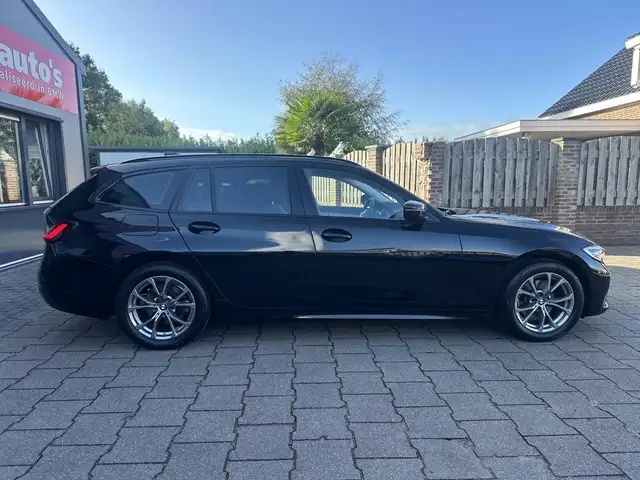 BMW 3 Series view 16