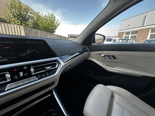 BMW 3 Series view 22
