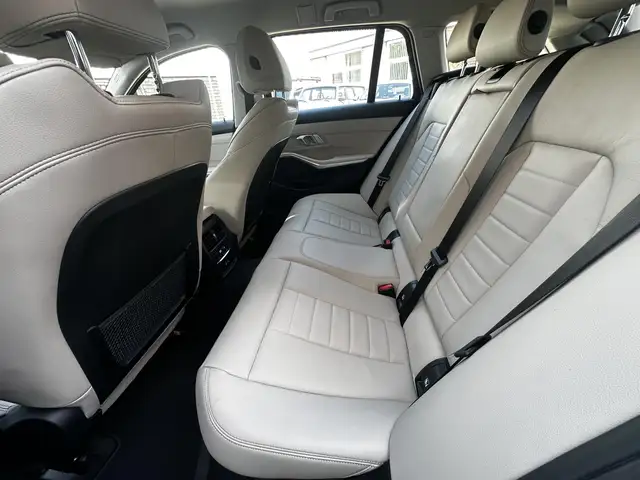 BMW 3 Series view 23