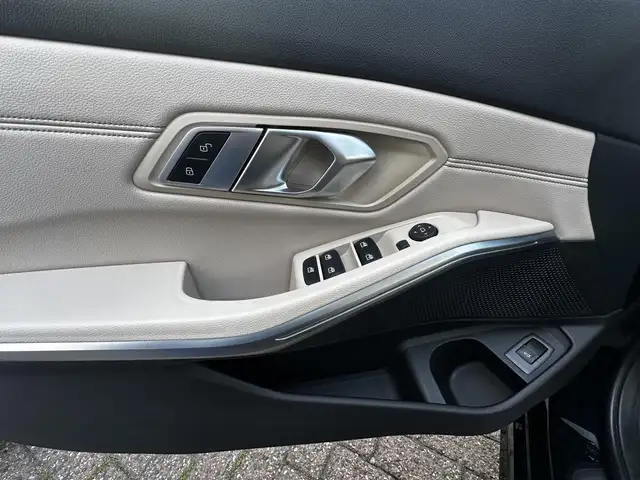 BMW 3 Series view 9