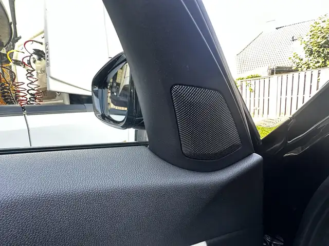 BMW 3 Series view 18