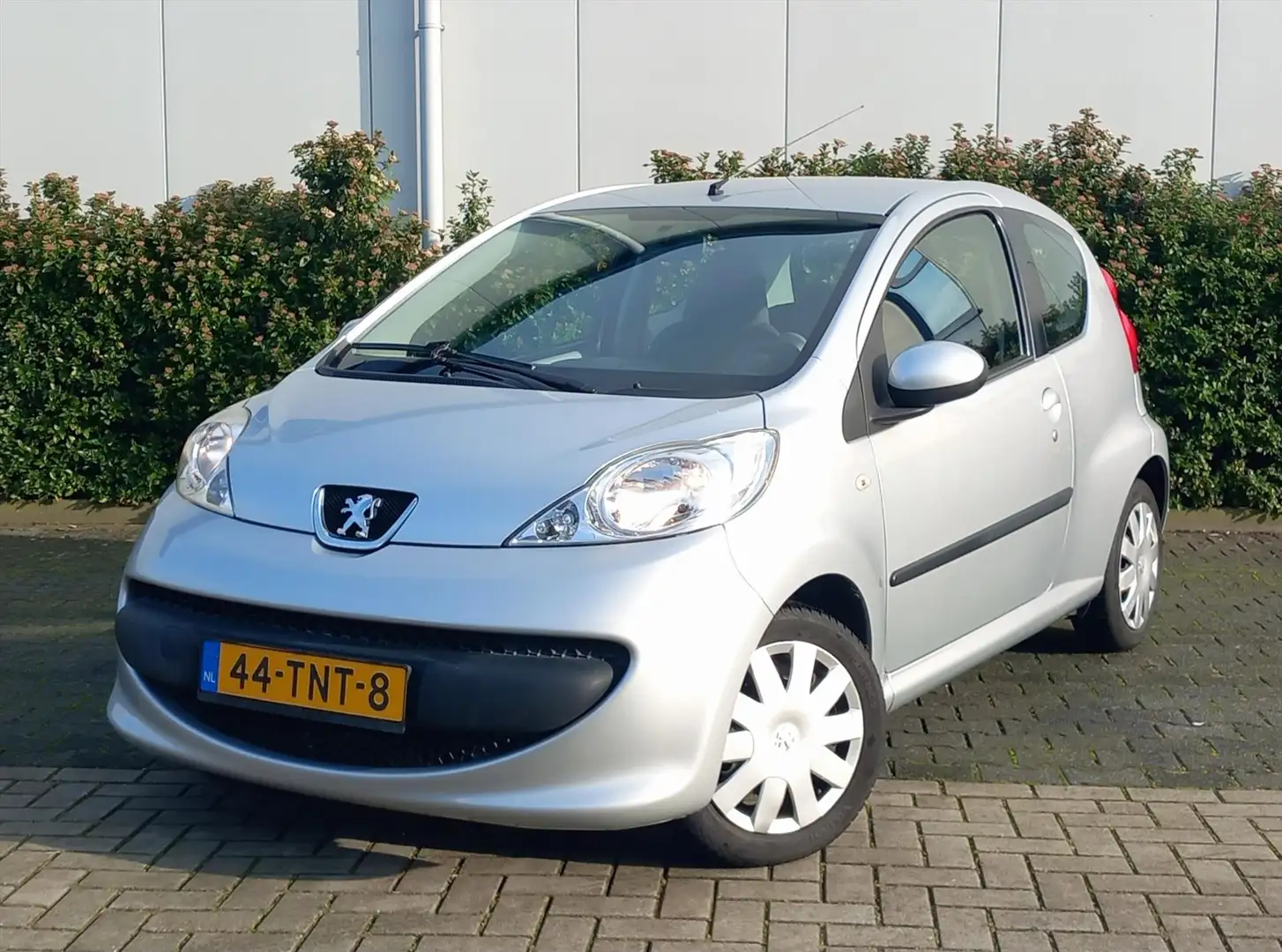 Peugeot 107 1.0 12V 68PK 3D XR Airco Grau - 1