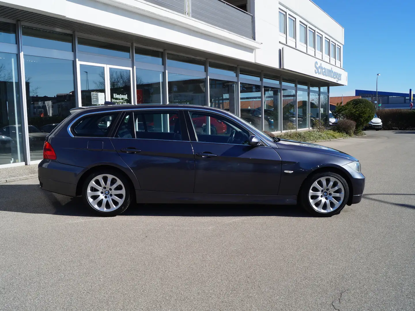 BMW 330 330i Aut. Touring * Leder * Navi * Panorama * Grau - 2