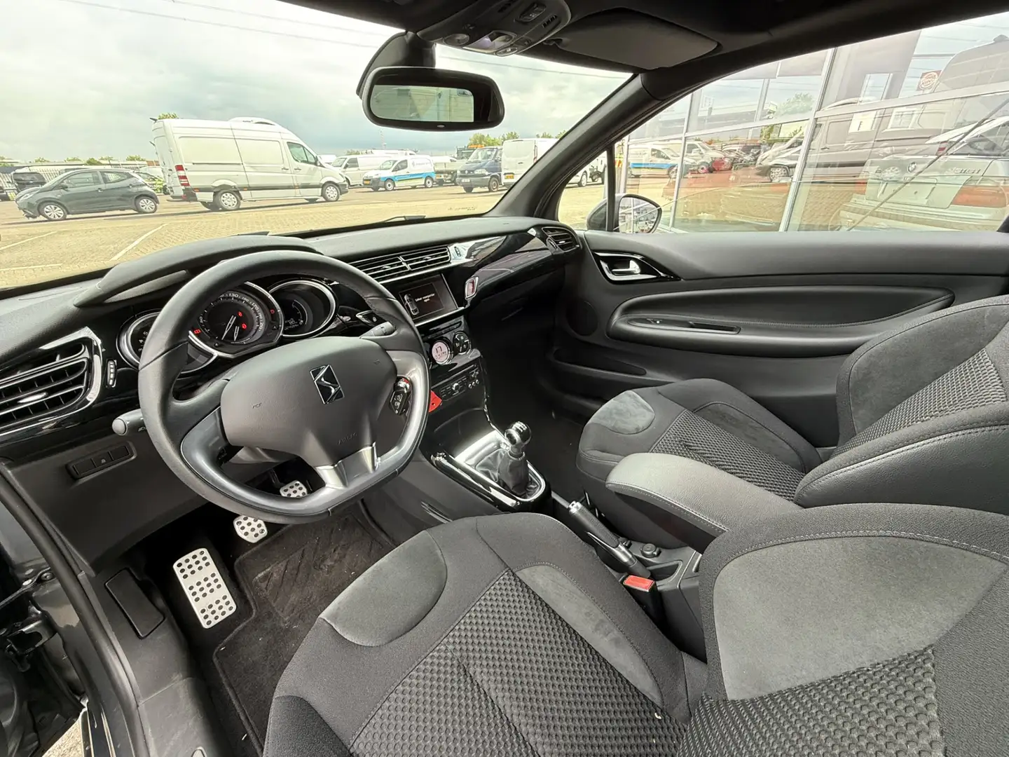 Citroen DS3 Cabrio 1.2 VTi So Chic Grijs - 2