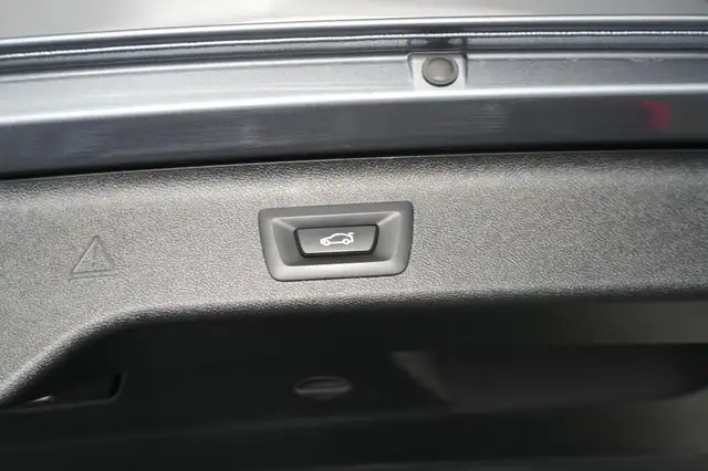 BMW 5 Series view 9