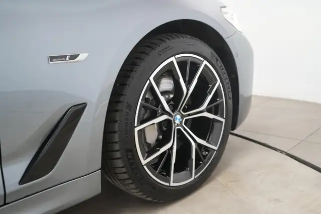 BMW 5 Series view 14