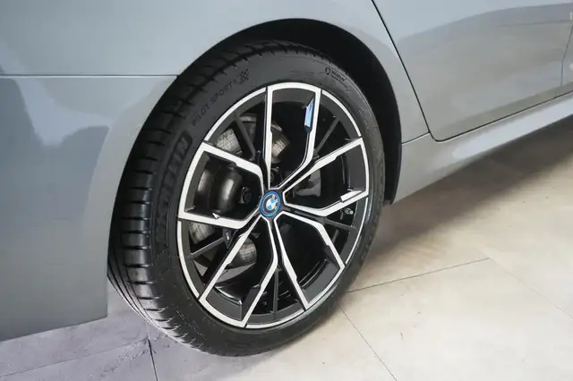 BMW 5 Series view 13