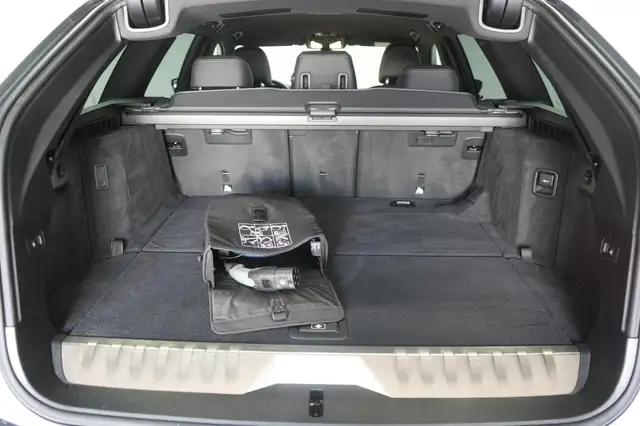 BMW 5 Series view 8