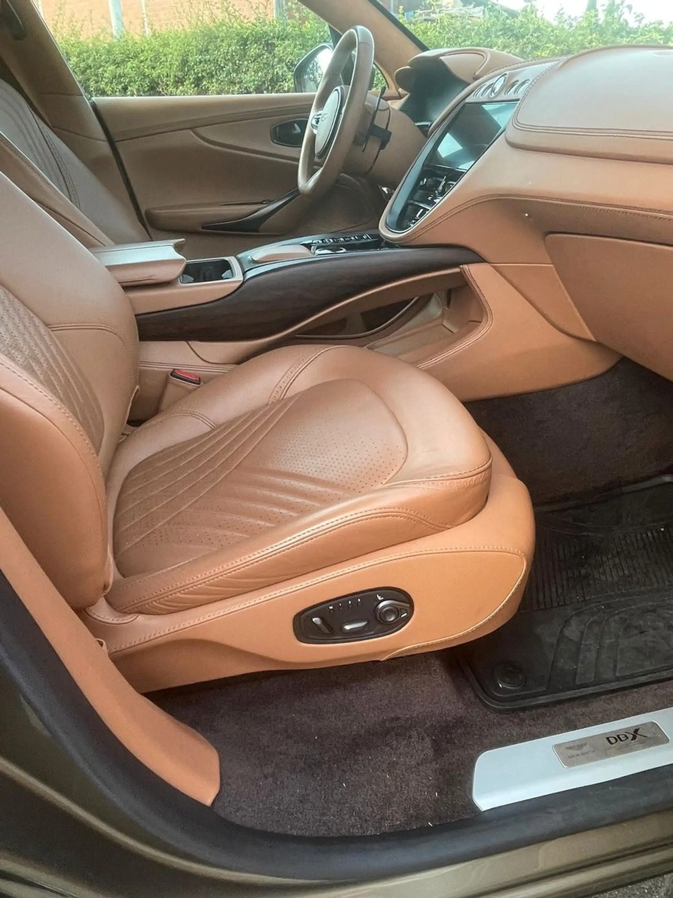Aston Martin DBX 4.0 V8 Convenience Package Panorama — photo 14