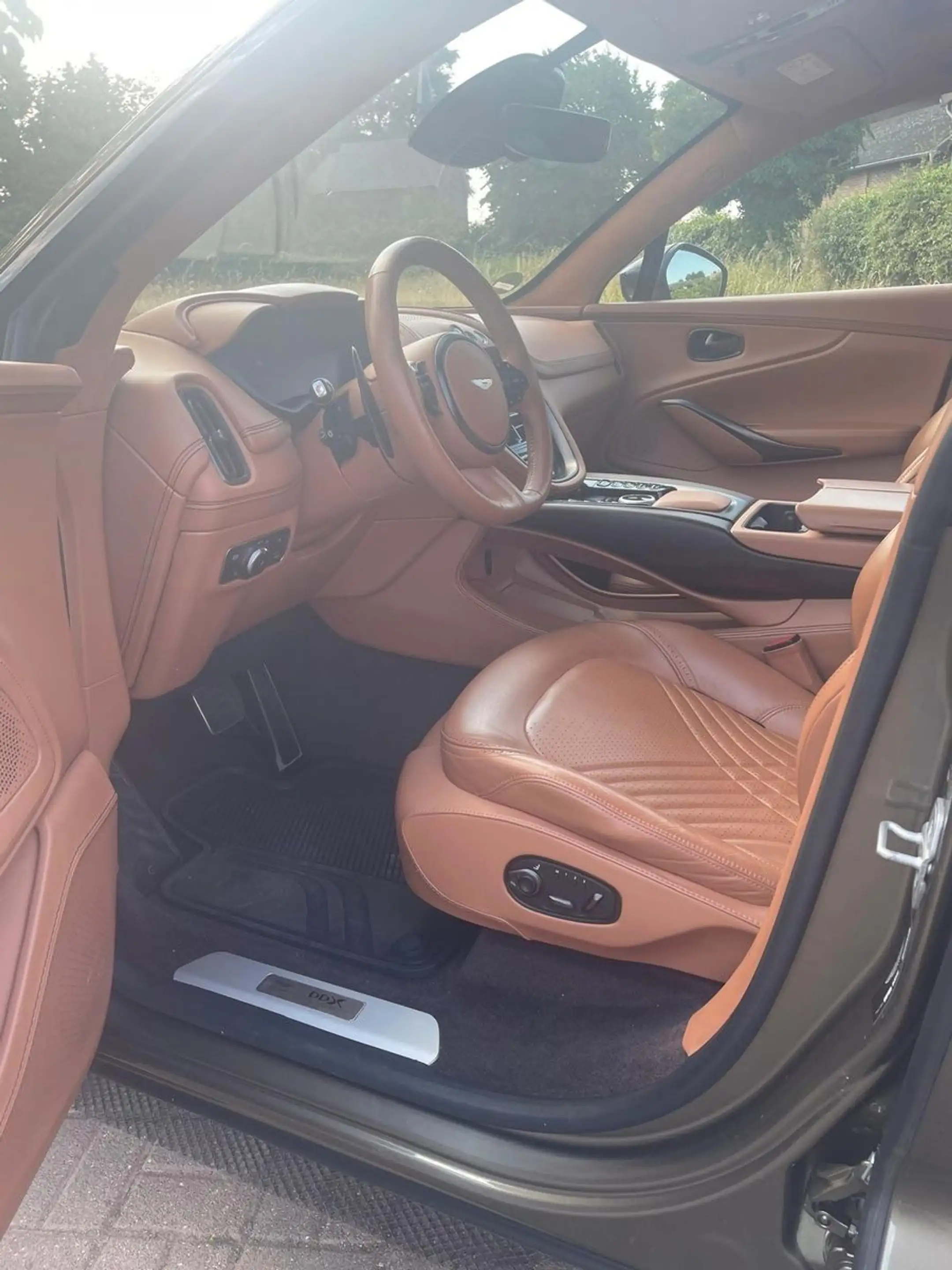 Aston Martin DBX 4.0 V8 Convenience Package Panorama — photo 10
