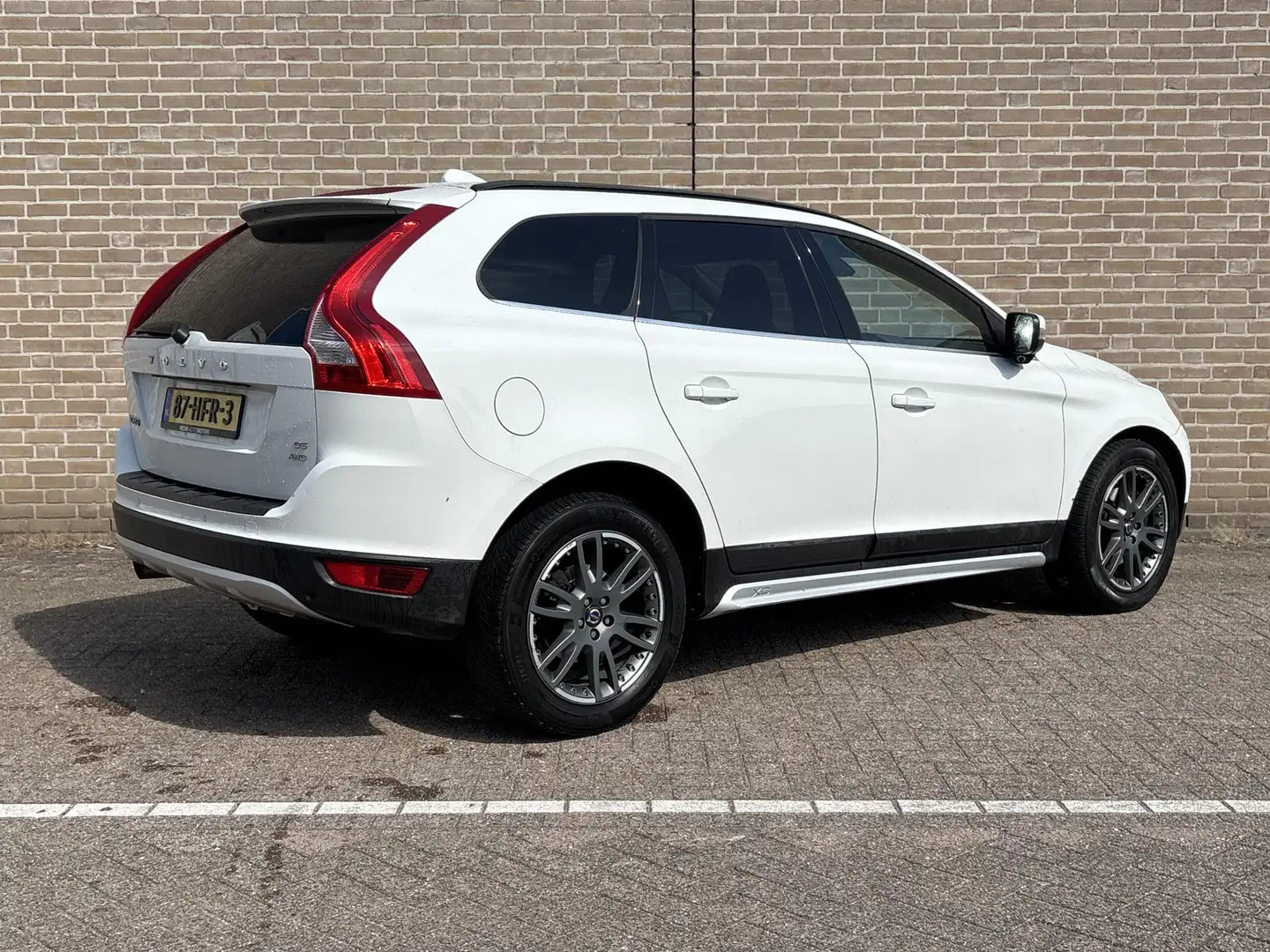 Volvo XC60 2.4 D5 AWD Momentum Automaat | Leder | Climate | C Bílá - 2