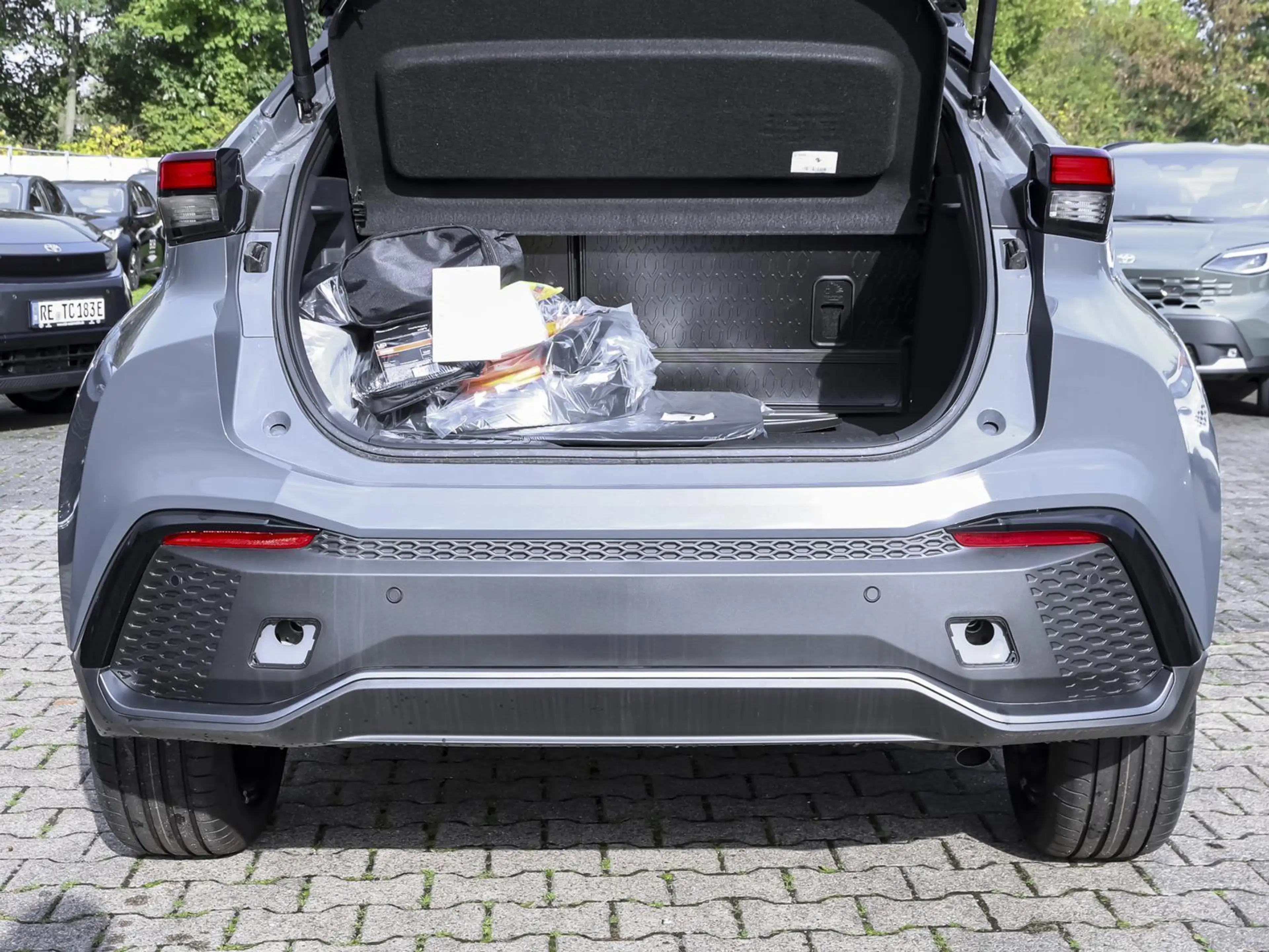 Toyota C-HR Lounge 2.0 Plug In Hybrid CVT NAVI SHZ PDC — photo 7