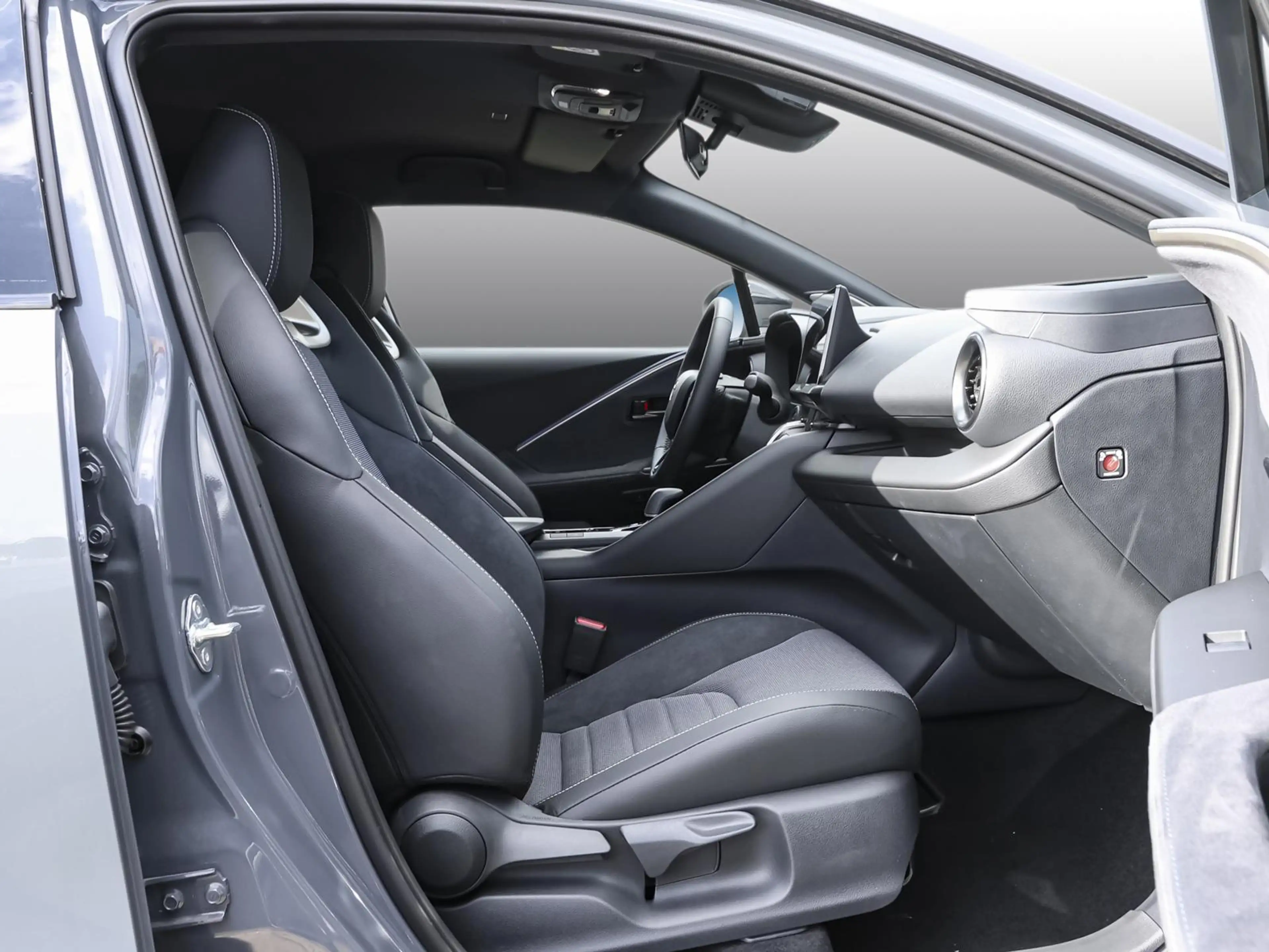 Toyota C-HR Lounge 2.0 Plug In Hybrid CVT NAVI SHZ PDC — photo 3