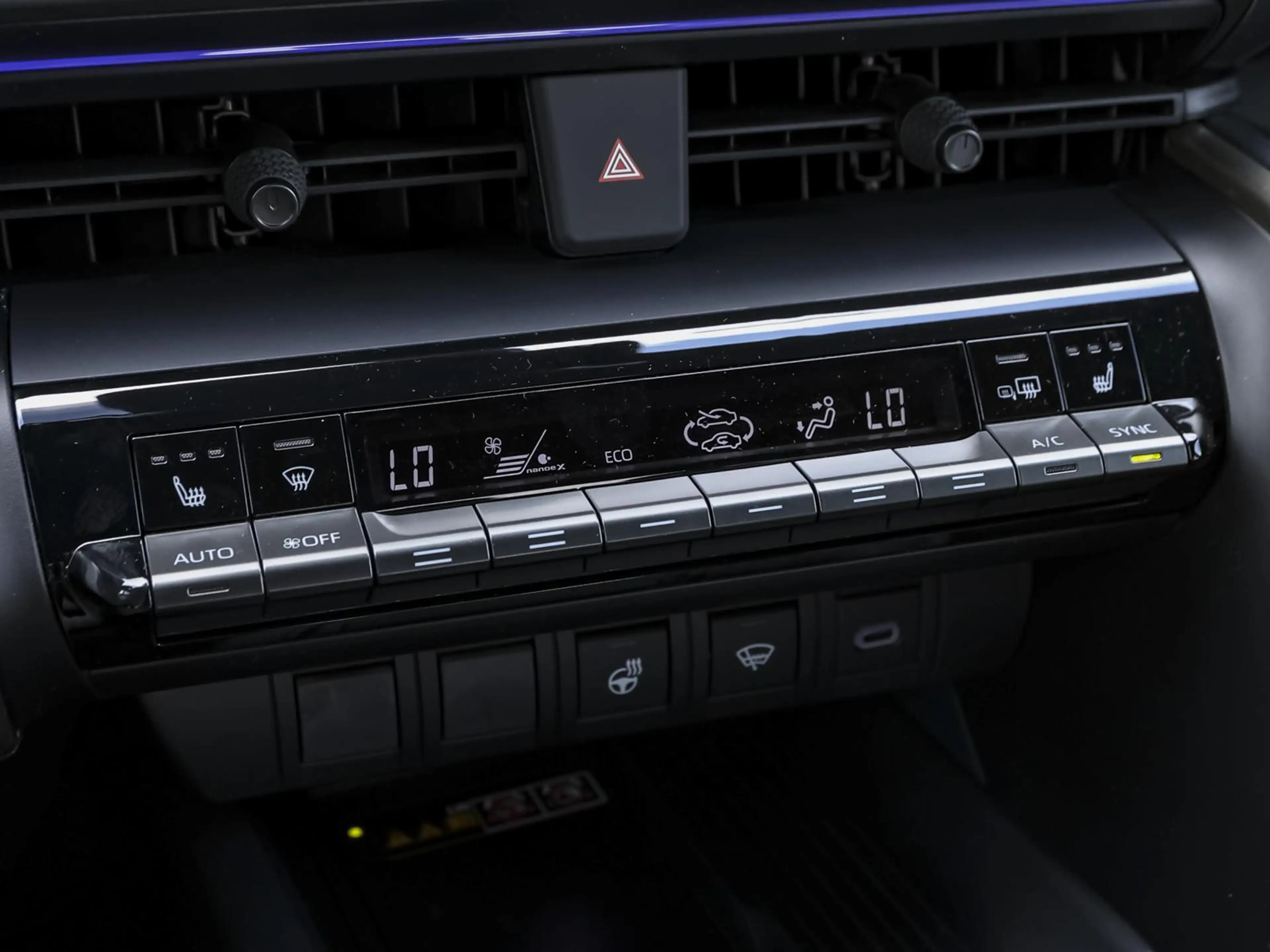 Toyota C-HR Lounge 2.0 Plug In Hybrid CVT NAVI SHZ PDC — photo 12