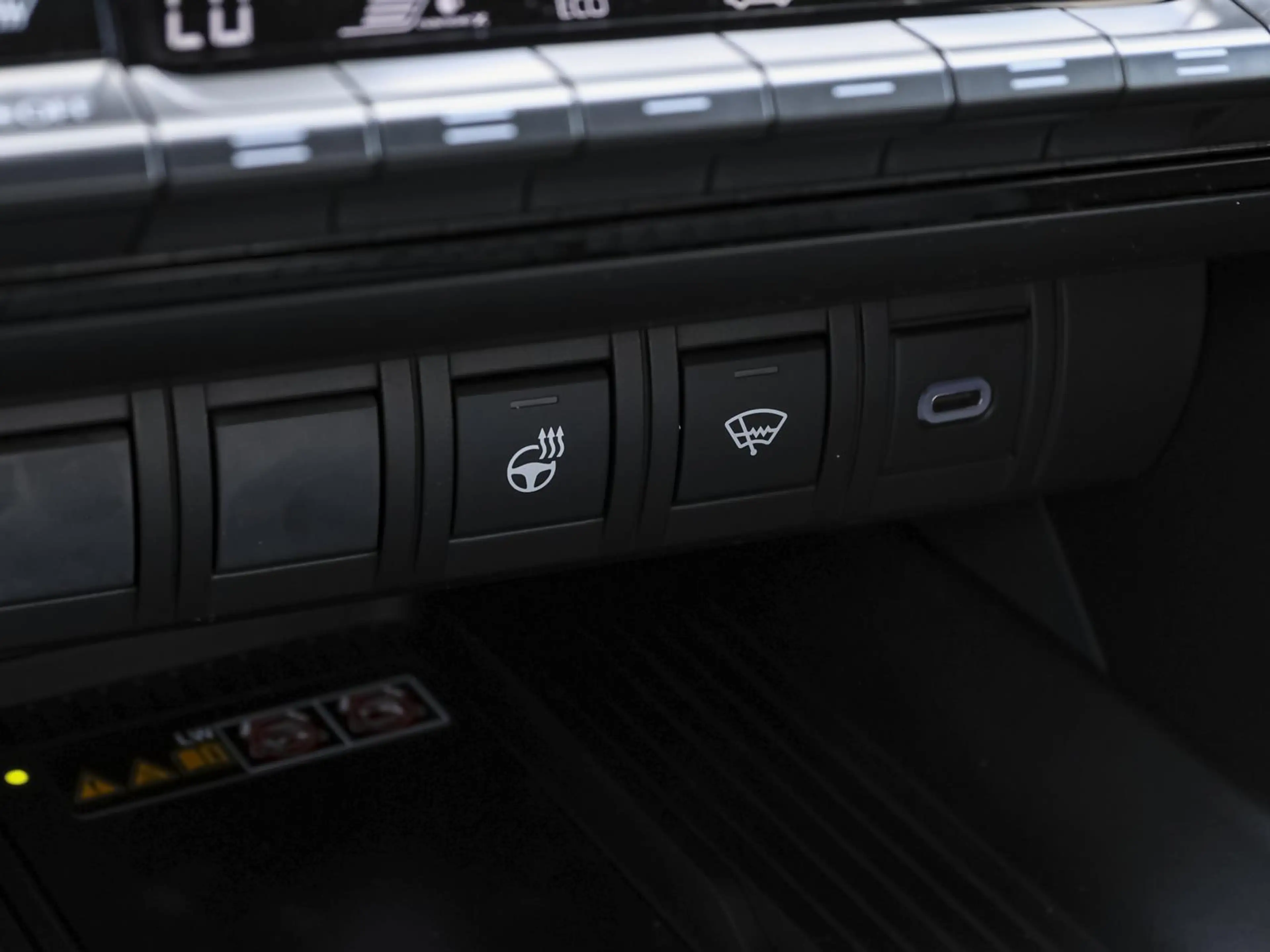 Toyota C-HR Lounge 2.0 Plug In Hybrid CVT NAVI SHZ PDC — photo 13