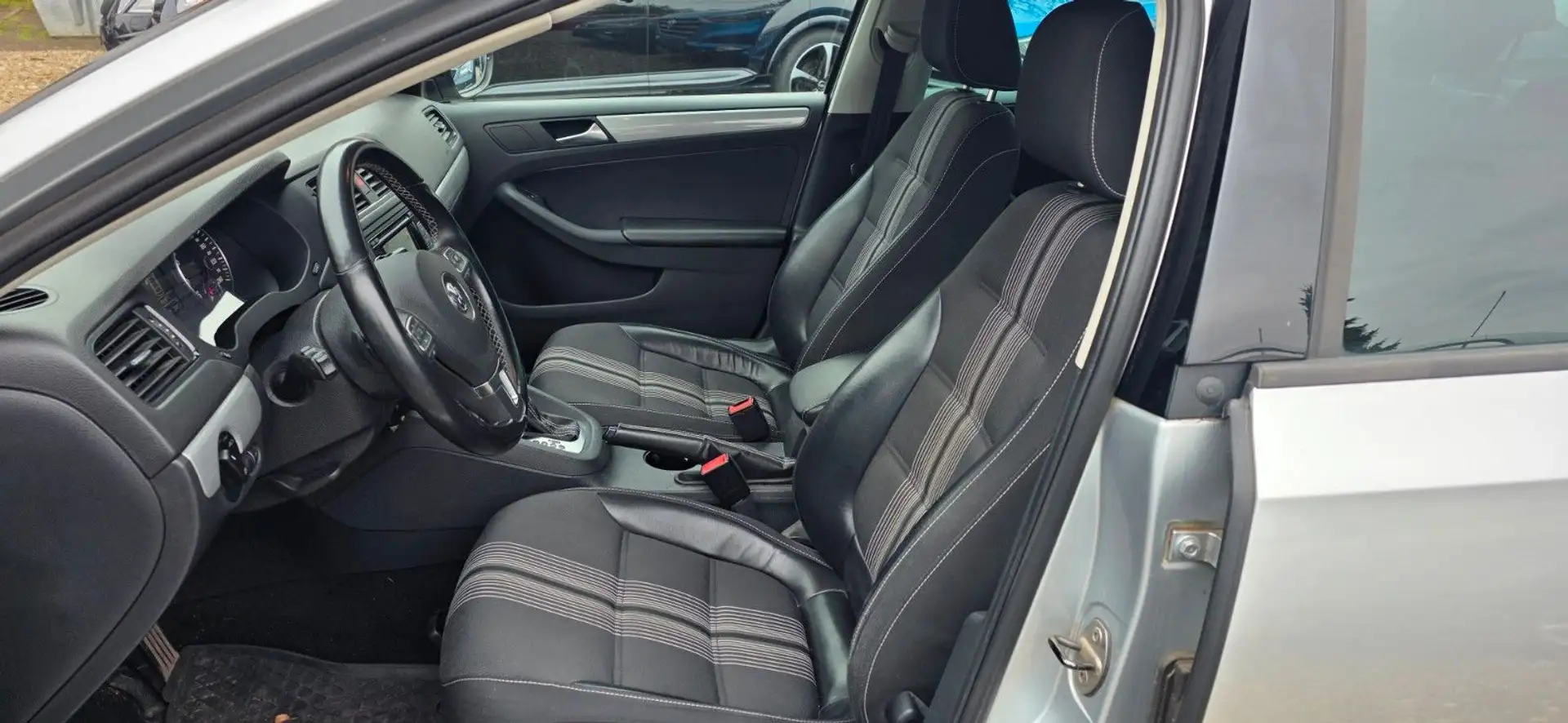 Volkswagen Jetta VI Match *NAVI*Bi-Xenon*PDC*Freisprech*DSG Silber - 2
