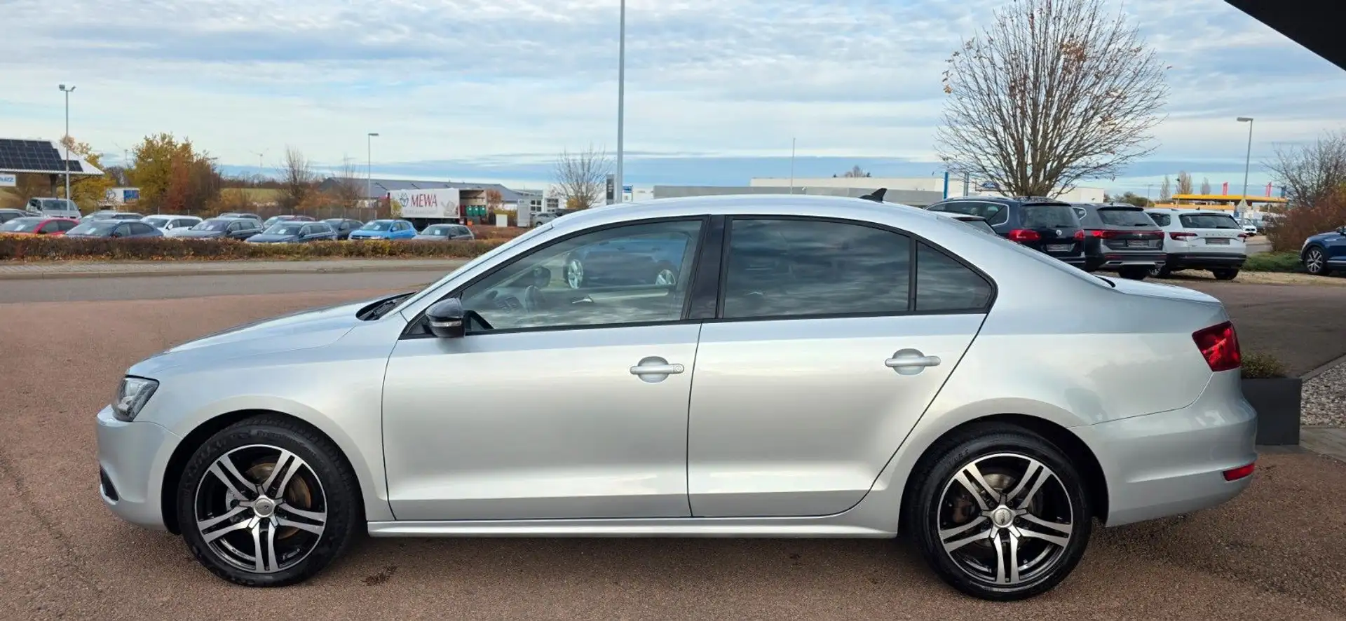 Volkswagen Jetta VI Match *NAVI*Bi-Xenon*PDC*Freisprech*DSG Argent - 2