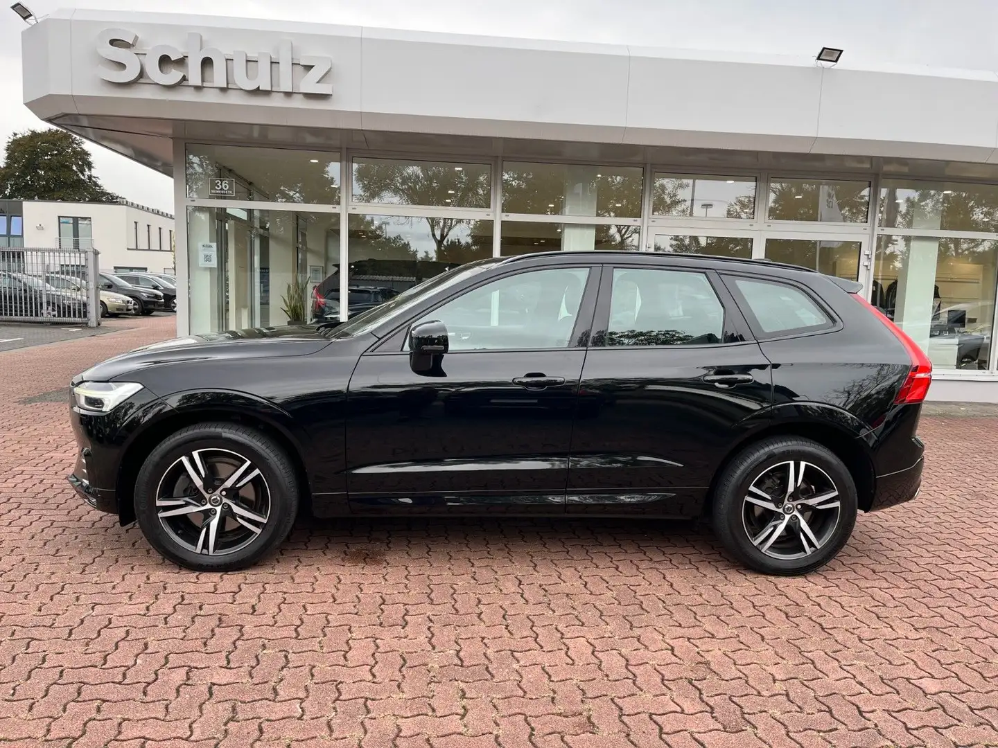Volvo XC60 D4 R Design Geartronic Schwarz - 1