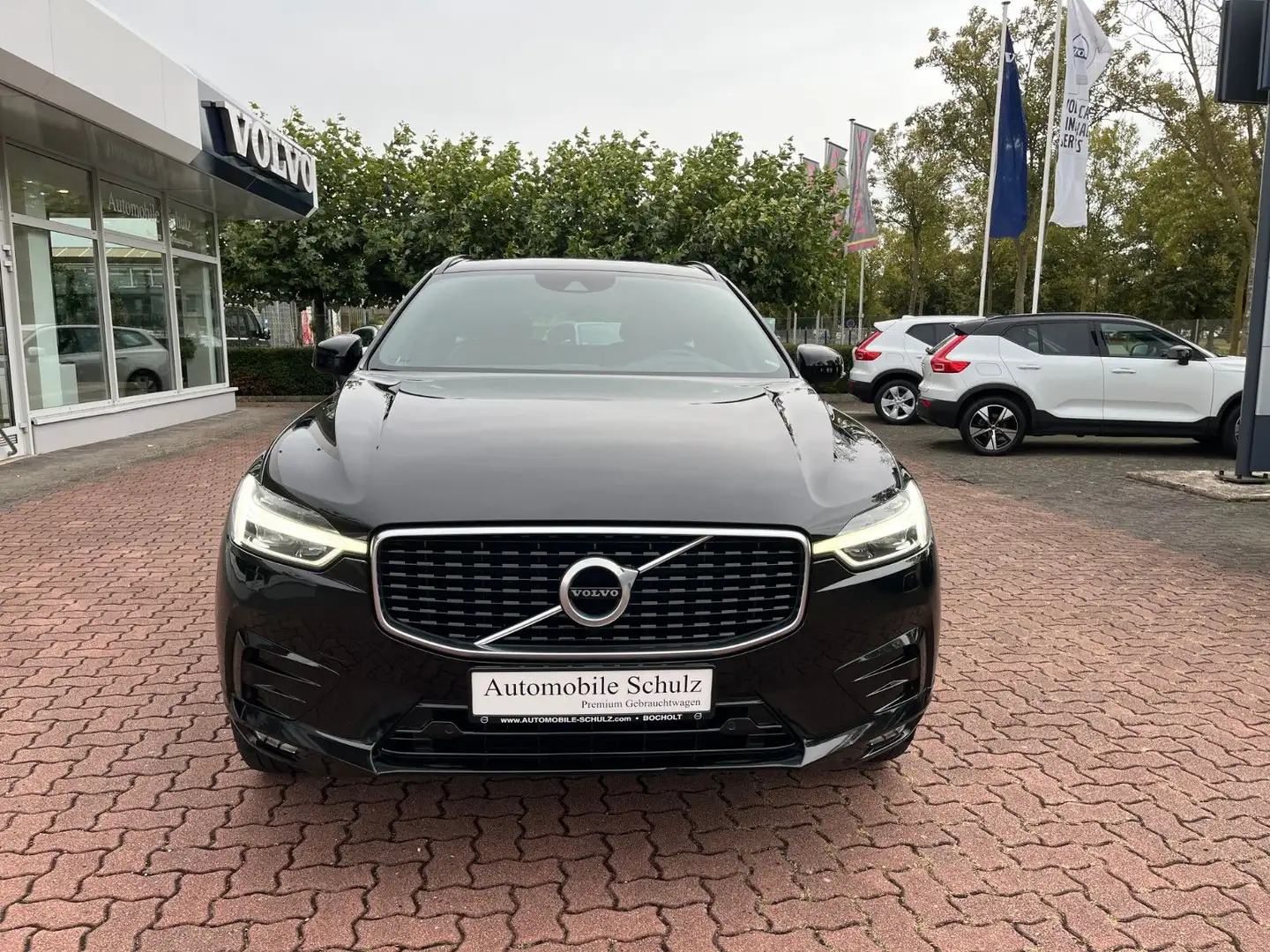 Volvo XC60 D4 R Design Geartronic Schwarz - 2