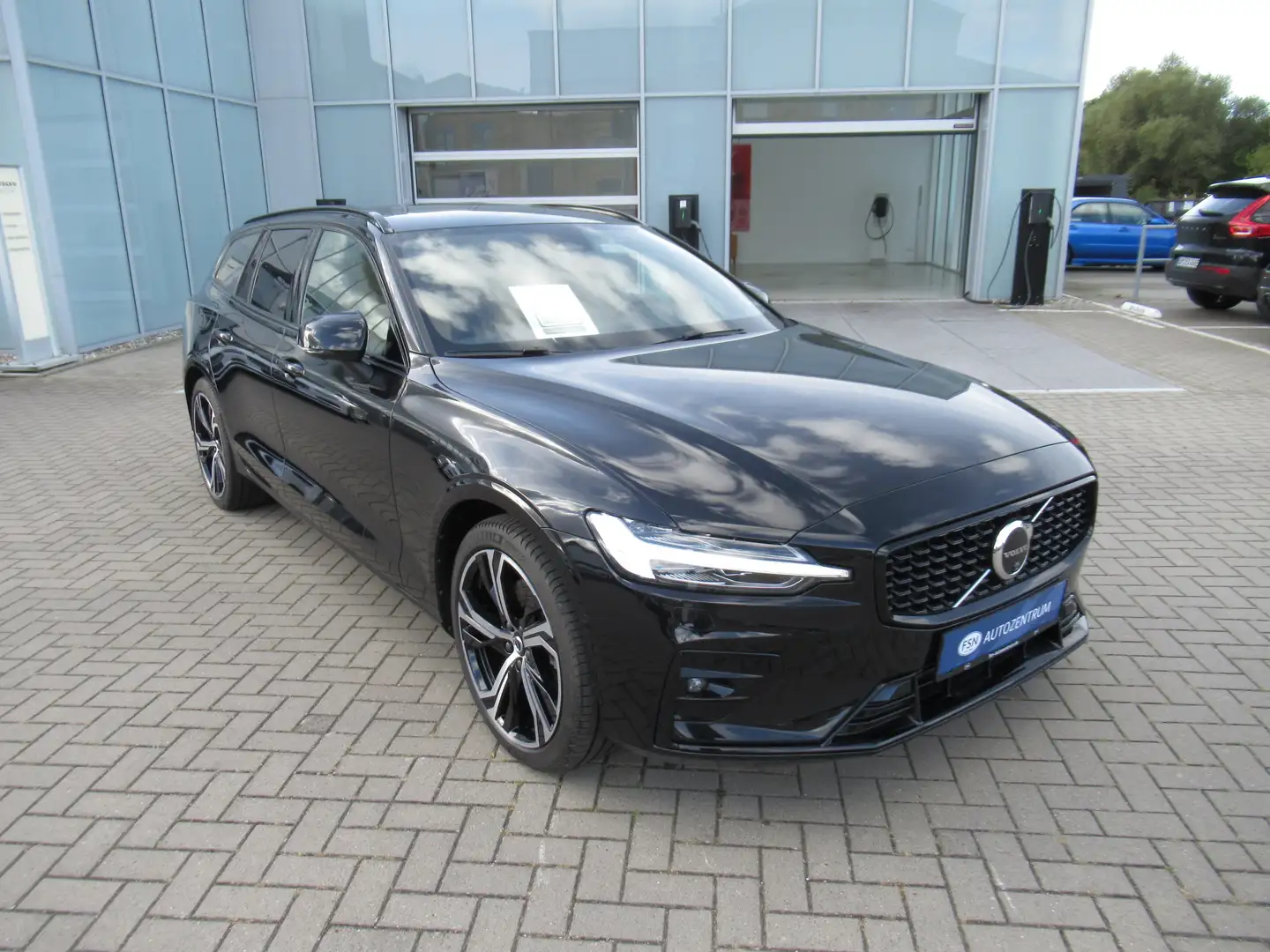 Volvo V60 B4 Benzin Ultra Dark Automatik Schwarz - 2