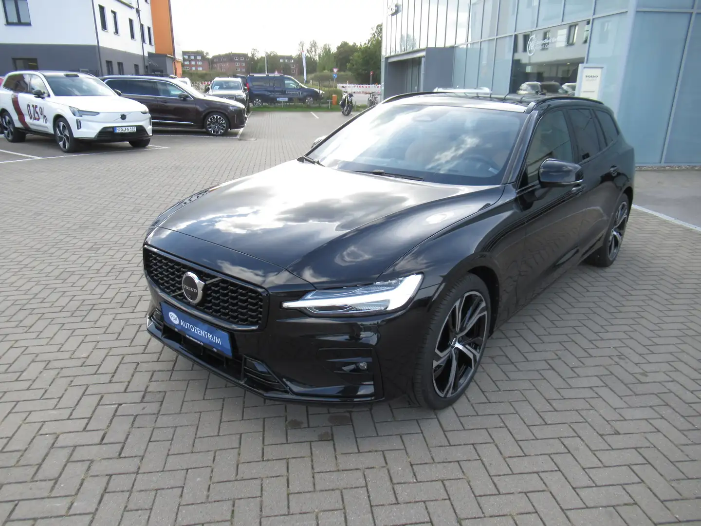 Volvo V60 B4 Benzin Ultra Dark Automatik Schwarz - 1