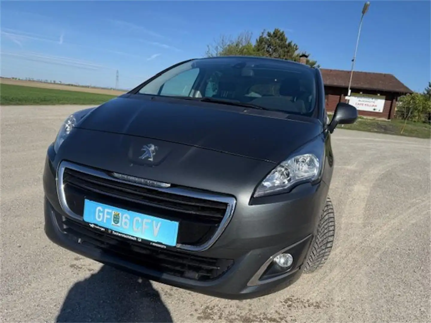 Peugeot 5008 1,6 BlueHDi 120 S&S Style Grau - 1