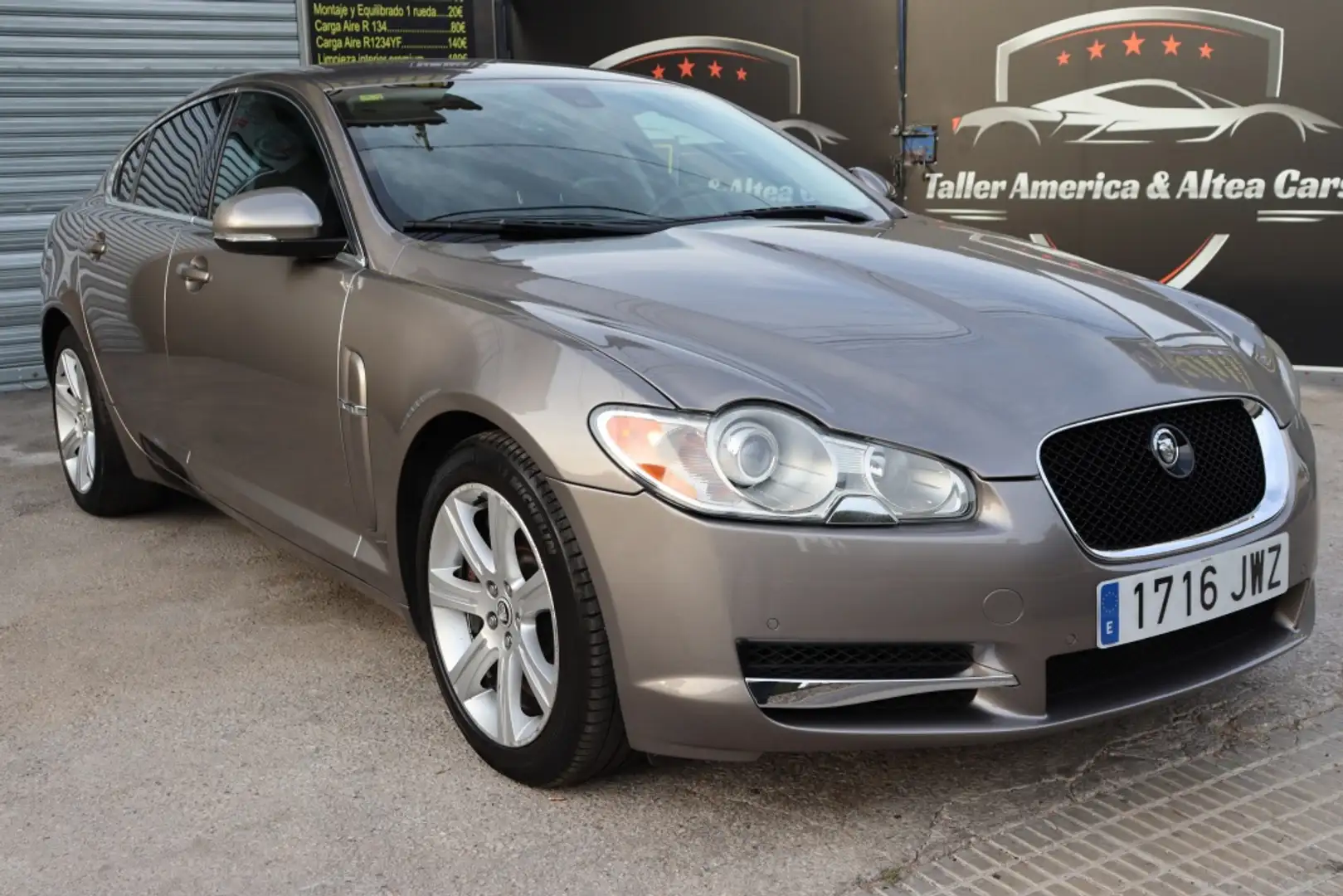 Jaguar XF 3.0 V6 Diesel Luxury Aut. Beige - 2