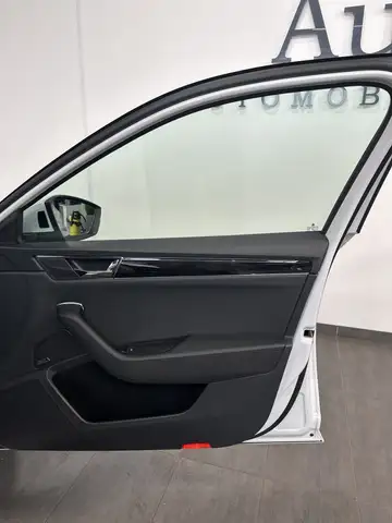 Skoda Superb view 11