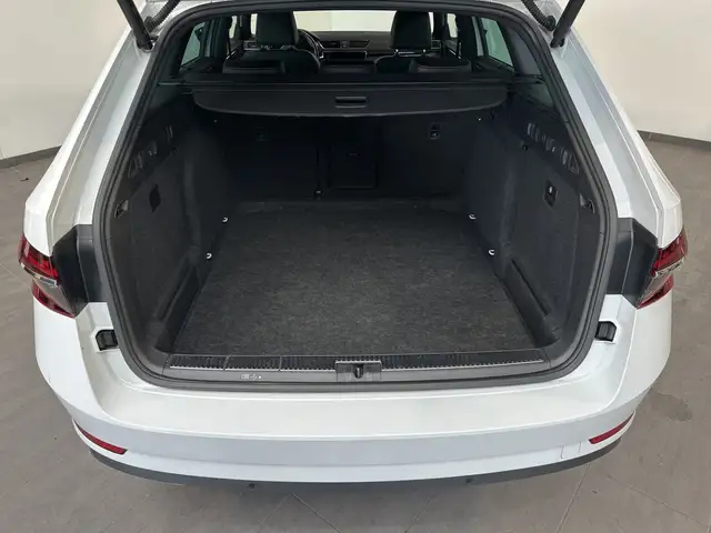 Skoda Superb view 6
