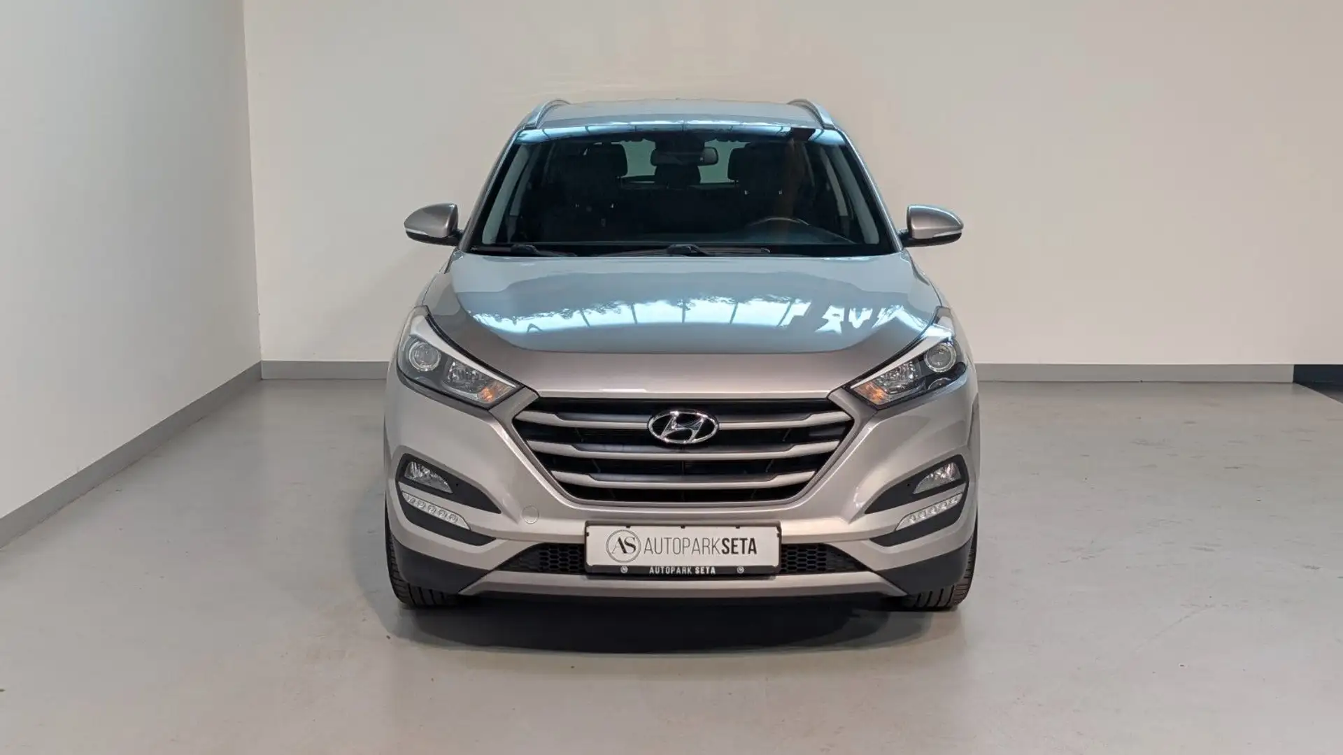 Hyundai TUCSON 1.6 GDI Classic 2WD SHZ*NAVI*KAM*TEMP*AHK Silber - 2