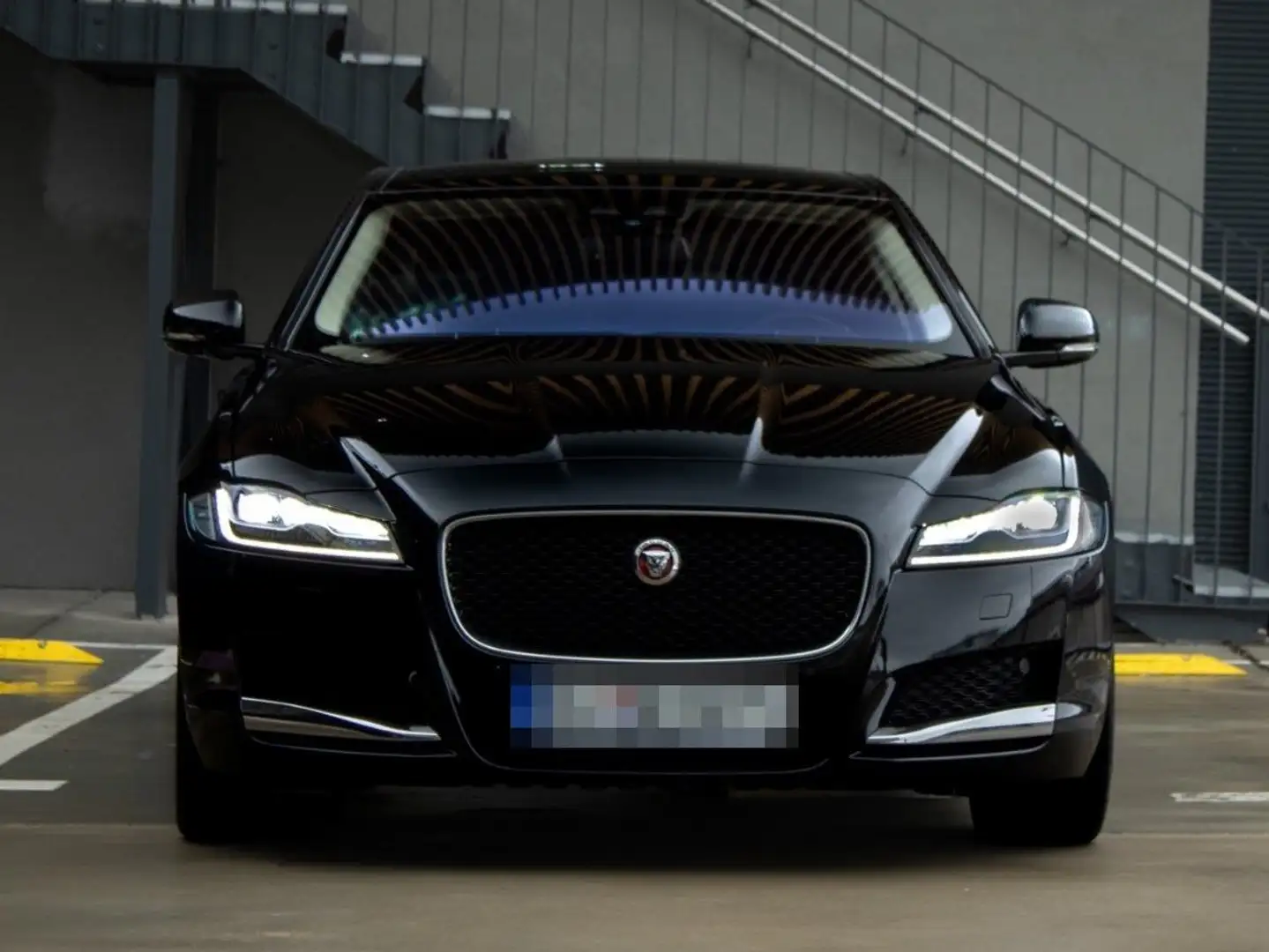 Jaguar XF 3.0d Aut. R-Sport Schwarz - 1