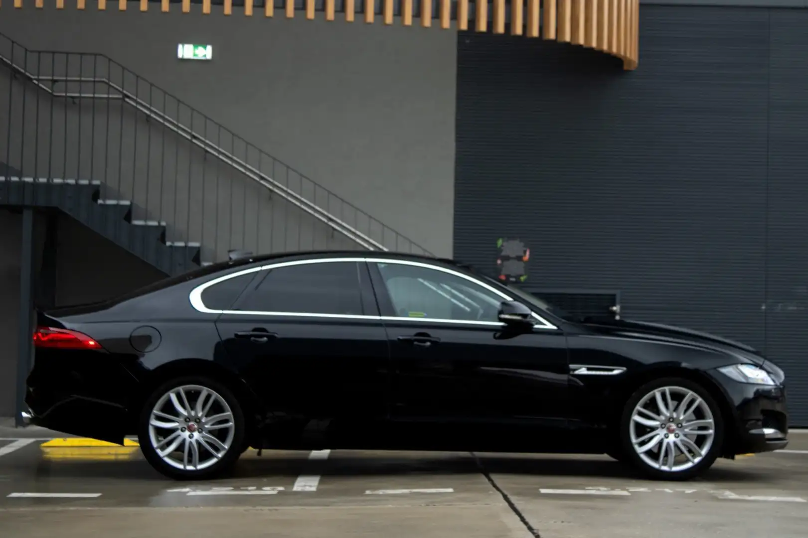 Jaguar XF 3.0d Aut. R-Sport Schwarz - 2