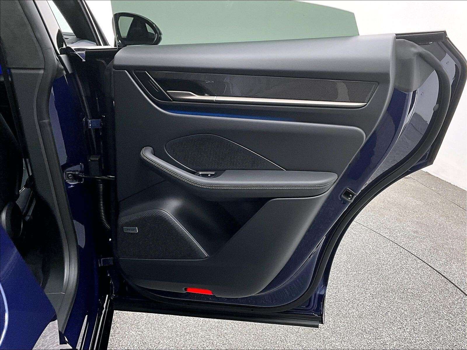 2025 Porsche Macan Electric Turbo thumb 31