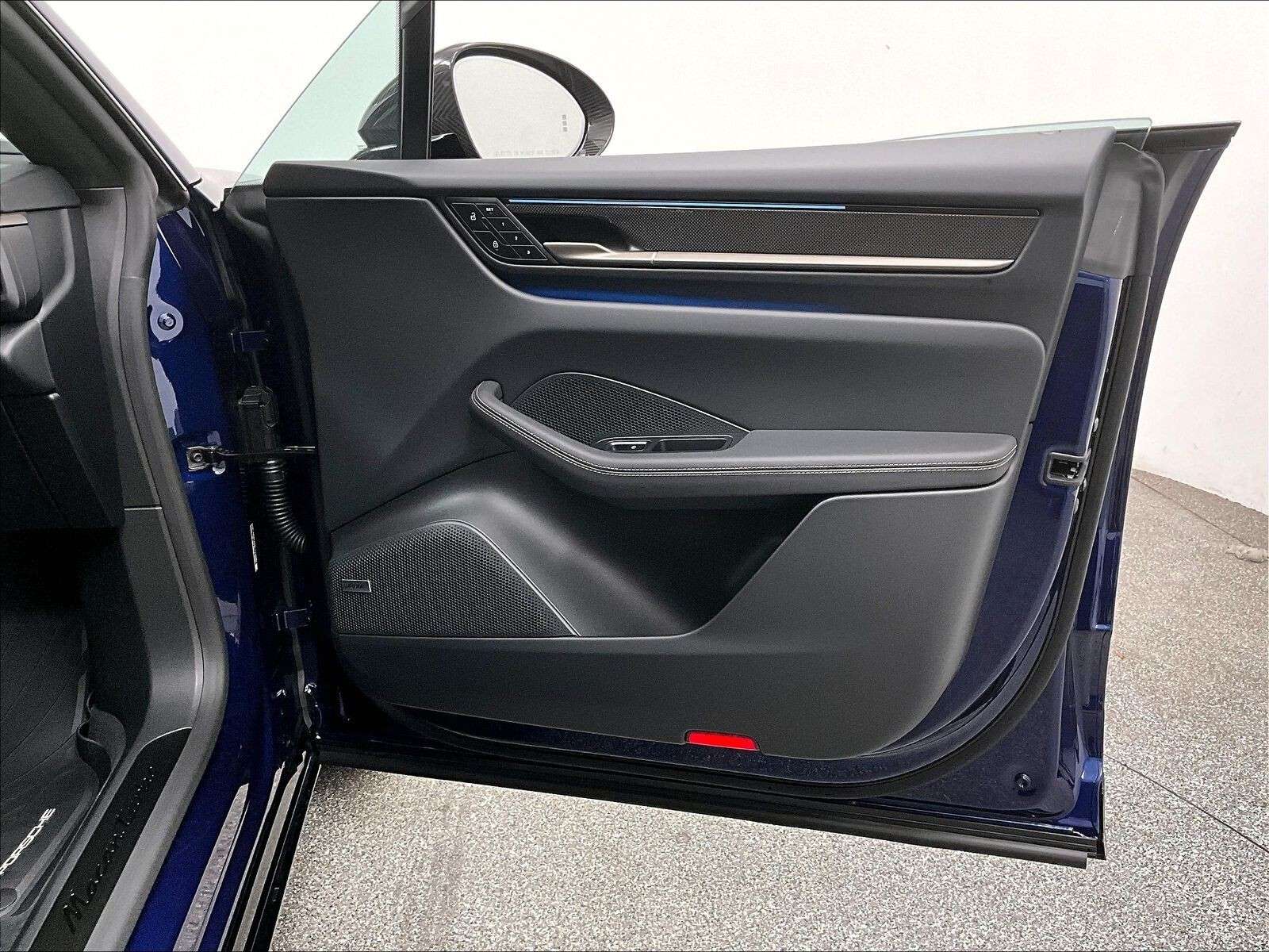 2025 Porsche Macan Electric Turbo thumb 30