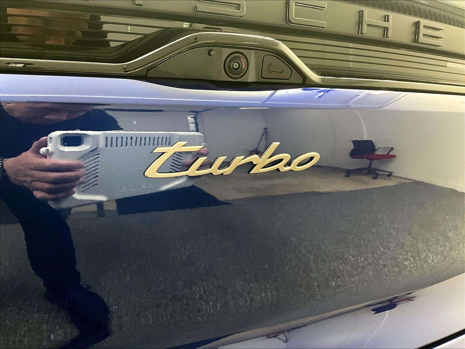 2025 Porsche Macan Electric Turbo thumb 37