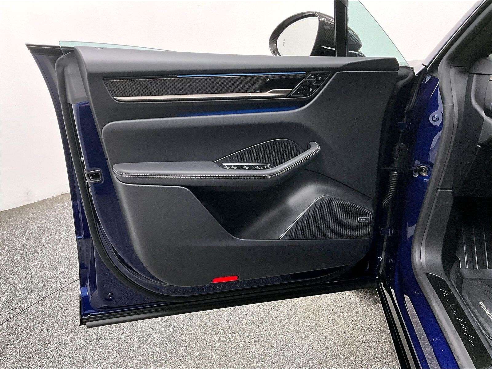 2025 Porsche Macan Electric Turbo thumb 17