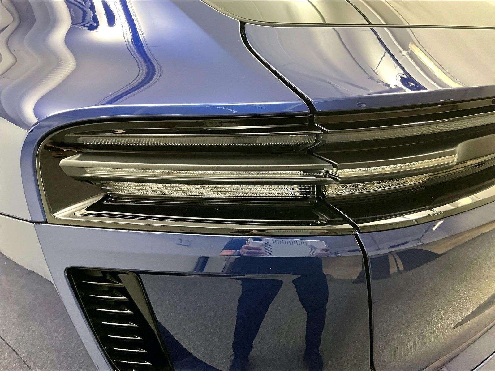 2025 Porsche Macan Electric Turbo thumb 36