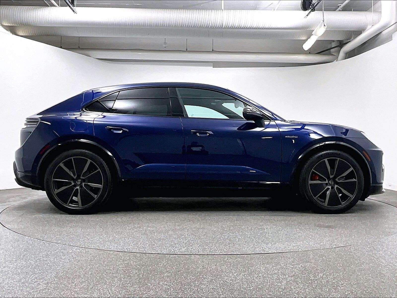 2025 Porsche Macan Electric Turbo alt 4