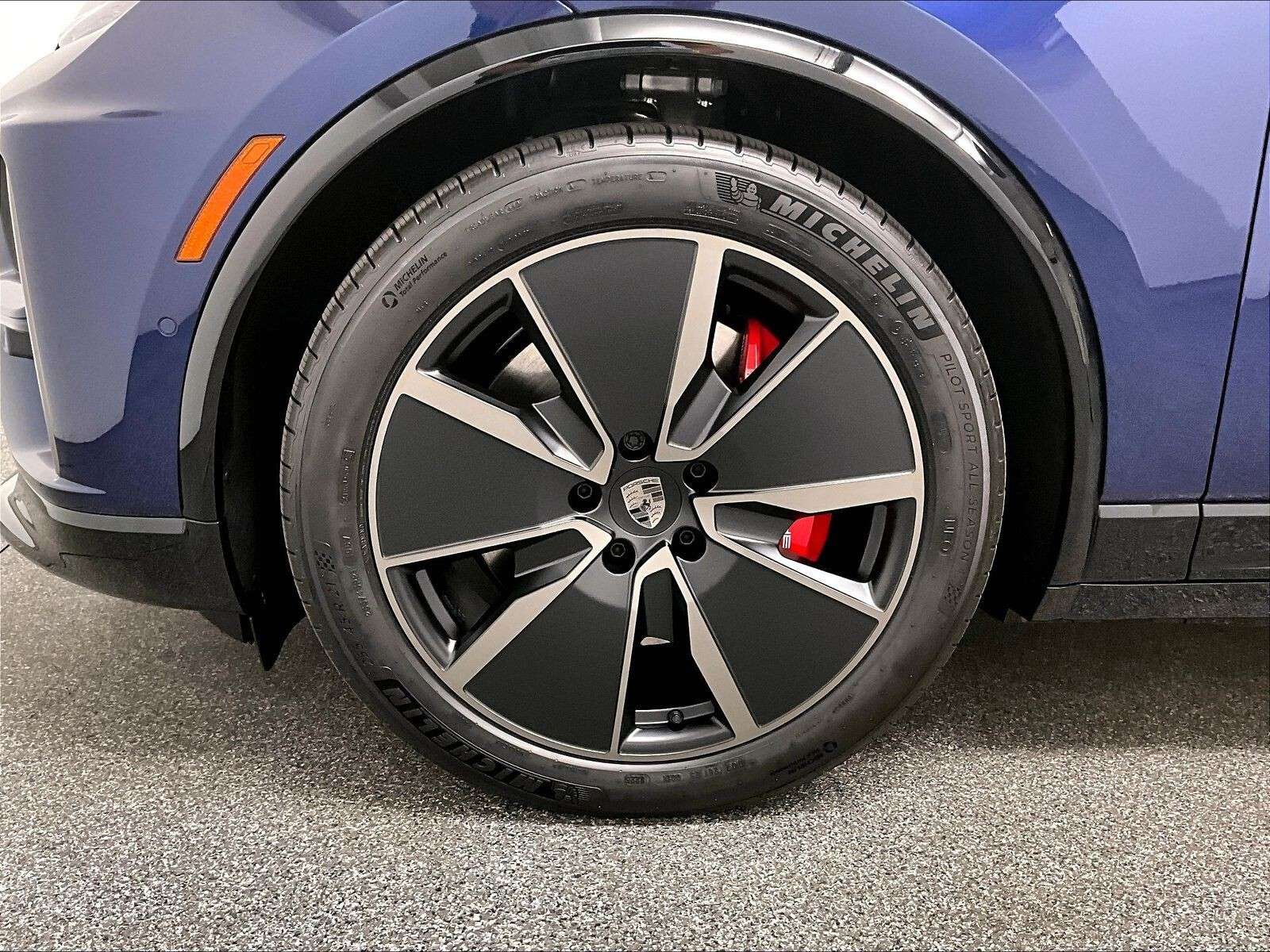 2025 Porsche Macan Electric Turbo thumb 38