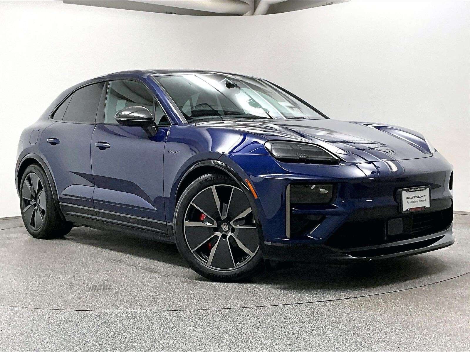 2025 Porsche Macan Electric Turbo alt 3