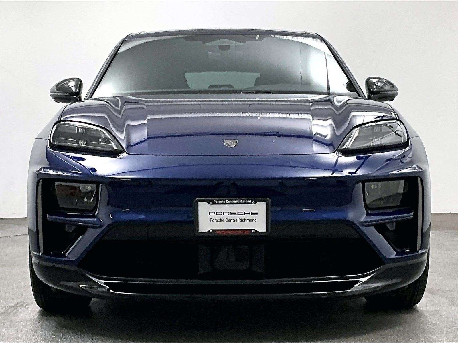 2025 Porsche Macan Electric Turbo alt 2