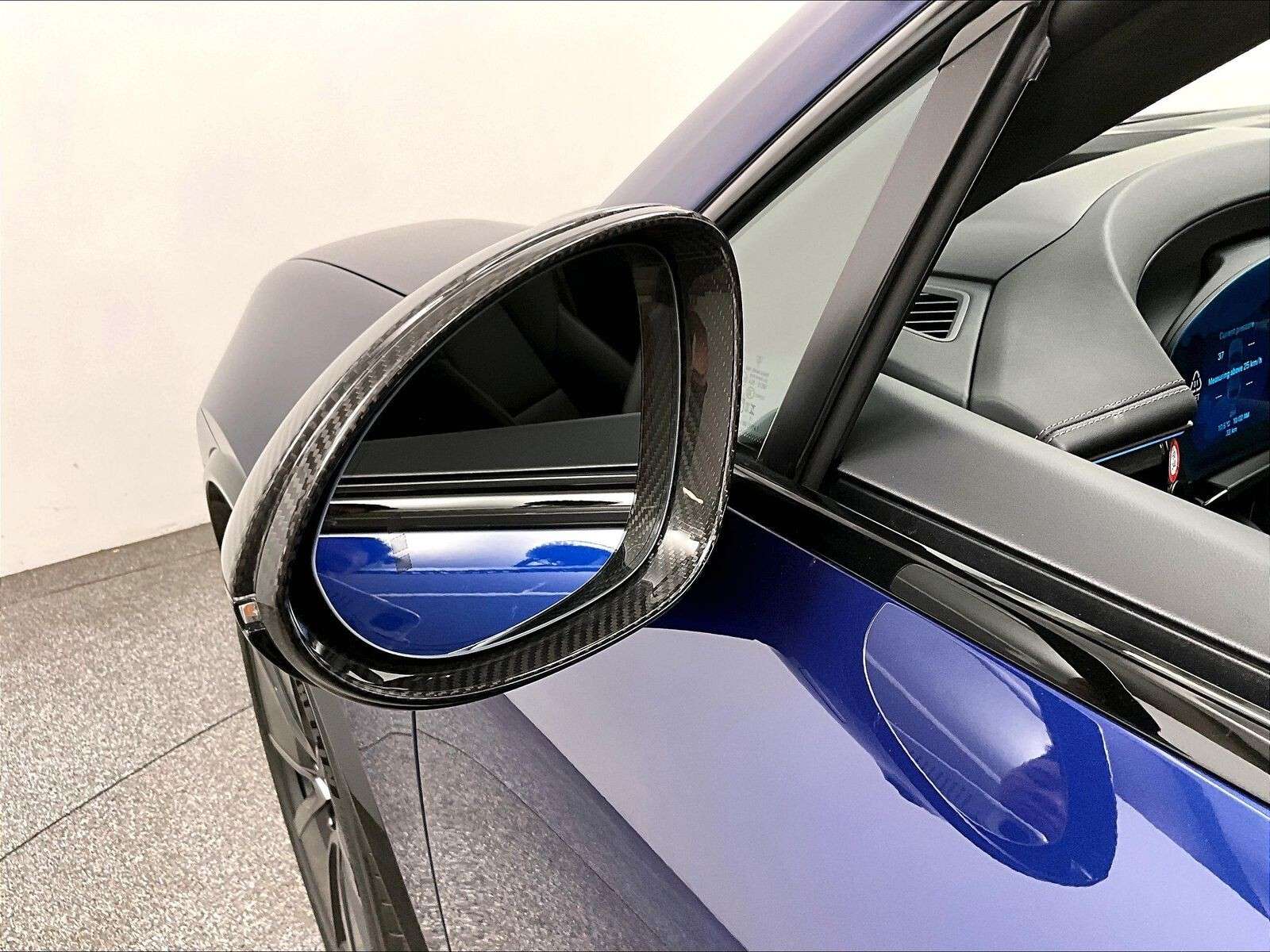 2025 Porsche Macan Electric Turbo thumb 35