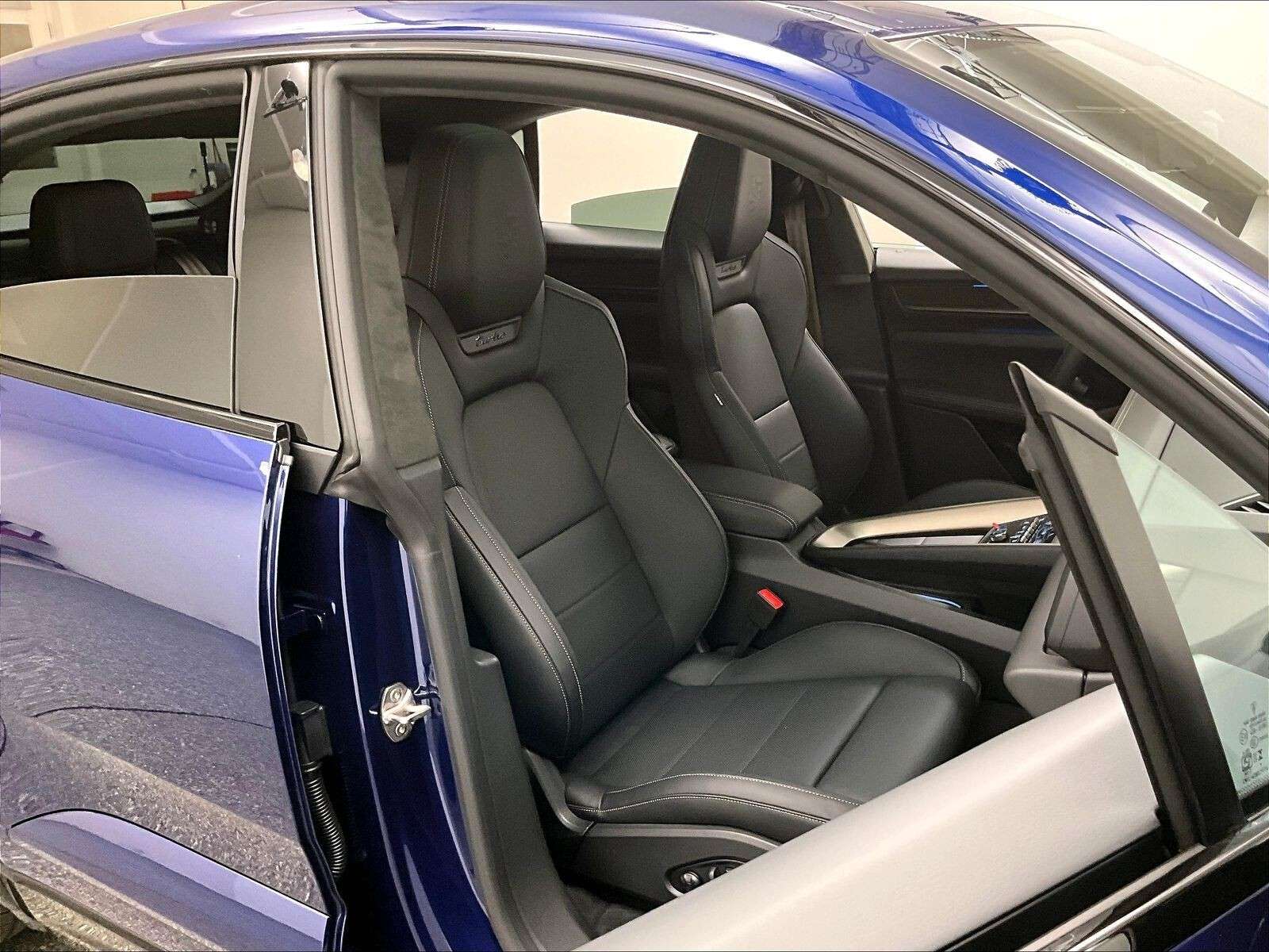 2025 Porsche Macan Electric Turbo thumb 14
