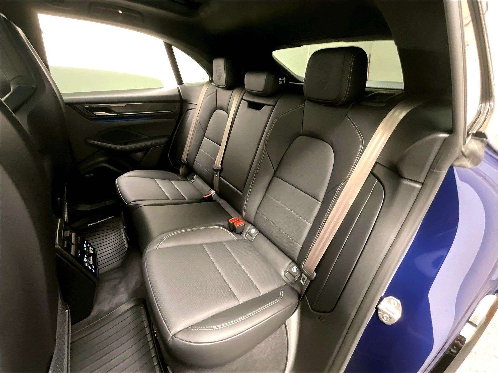 2025 Porsche Macan Electric Turbo thumb 15