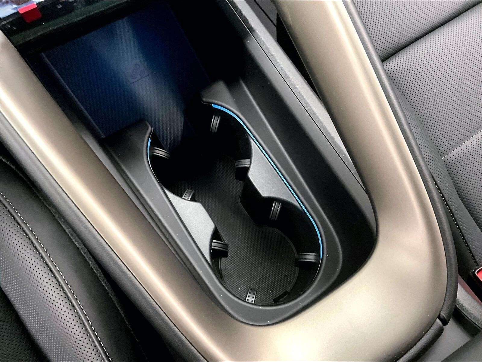 2025 Porsche Macan Electric Turbo thumb 25