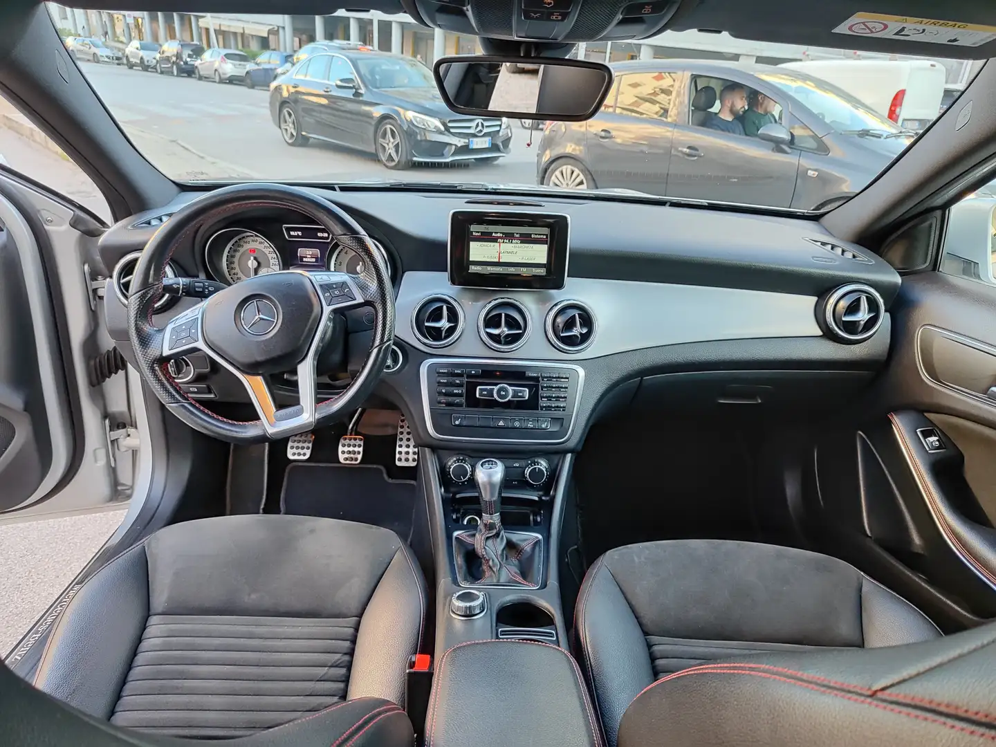 Mercedes-Benz GLA 180 Sport AMG Plateado - 2