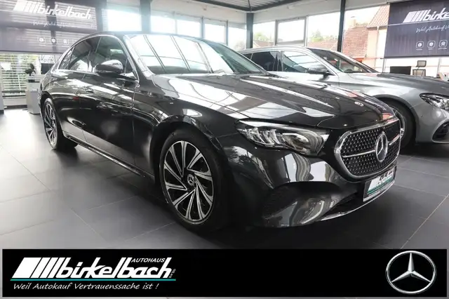 Mercedes-Benz 220 view 3