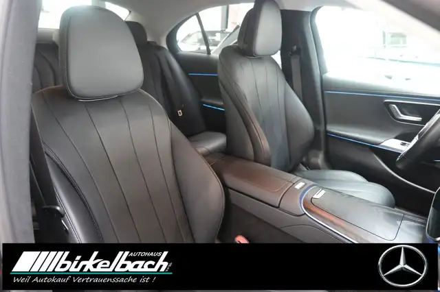 Mercedes-Benz 220 view 11