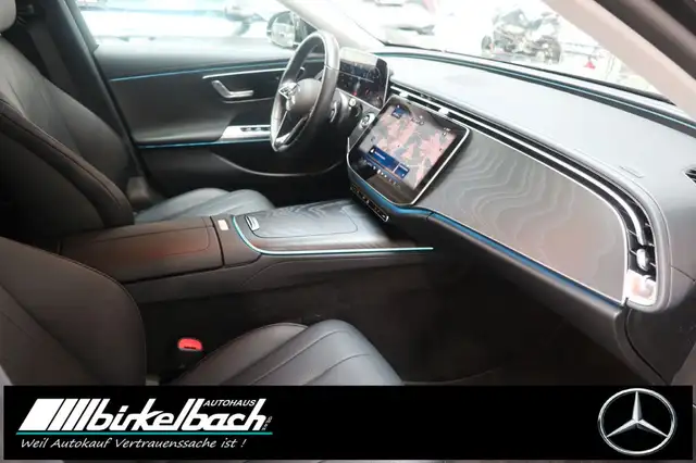 Mercedes-Benz 220 view 9